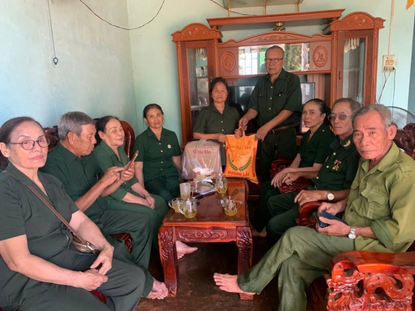 Cựu TNXP Đặng Văn Đoàn (người đứng) trao quà cho hội viên khó khăn. Cựu TNXP Đặng Văn Đoàn (người đứng) trao quà cho hội viên khó khăn.