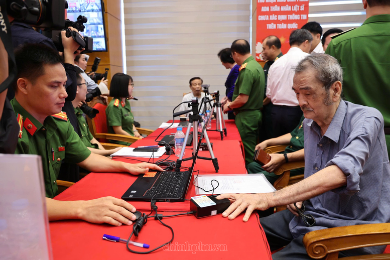 Thu nhận mẫu sinh phẩm ADN thân nhân liệt sĩ chưa xác định thông tin. Ảnh: VGP Thu nhận mẫu sinh phẩm ADN thân nhân liệt sĩ chưa xác định thông tin. Ảnh: VGP