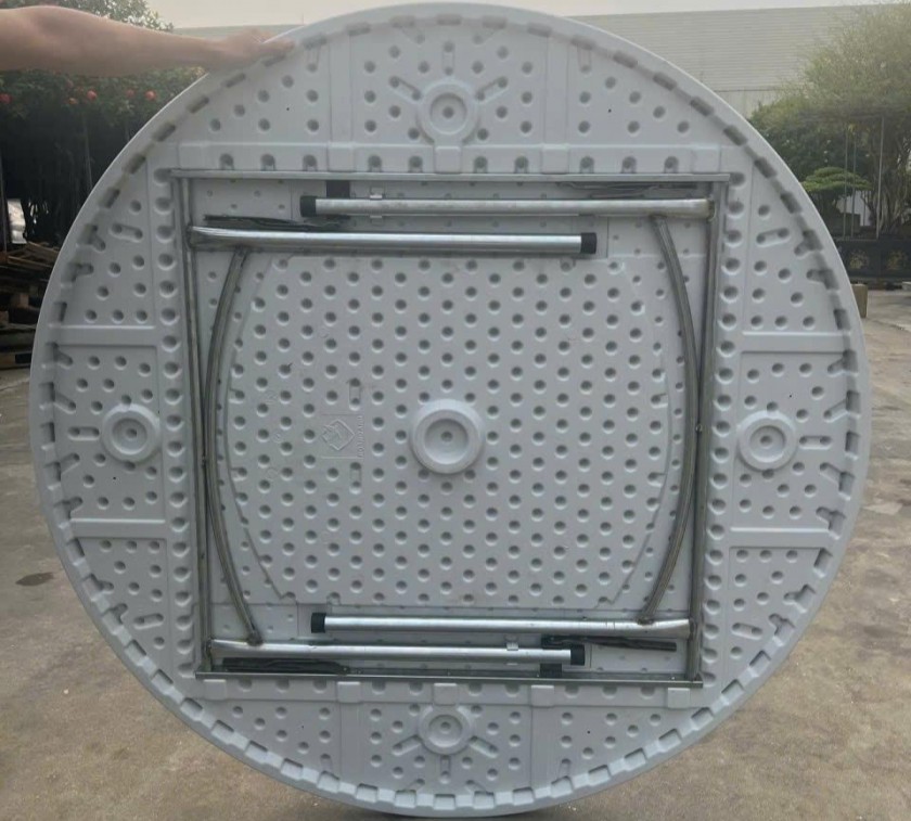 Bàn tròn mặt nhựa, chân inox gấp gọn thuận tiện khi lưu kho. Ảnh: Xcom