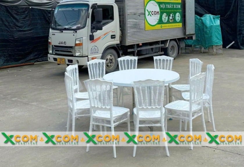 Bàn tròn 1,2 m kết hợp ghế Napoleon trong không gian tiệc. Ảnh: Xcom