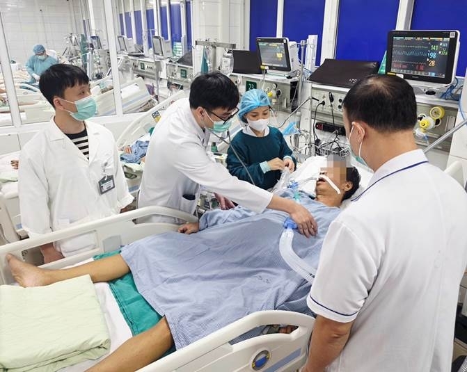 Người bệnh viêm gan giai đoạn nặng cần sự hỗ trợ của máy móc tại phòng ICU