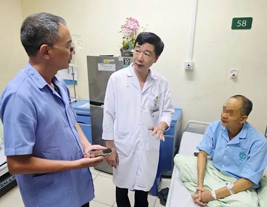 TS.BS Đỗ Văn Thành, Phó Viện trưởng Viện Y học nhiệt đới Bạch Mai tư vấn cho người bệnh viêm gan và thân nhân