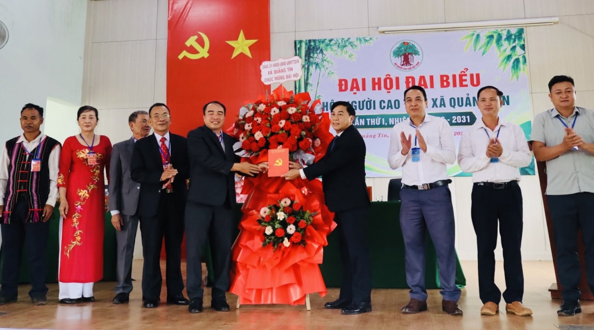 Lãnh đạo địa phương tặng hoa chúc mừng Đại hội Hội NCT xã Lãnh đạo địa phương tặng hoa chúc mừng Đại hội Hội NCT xã