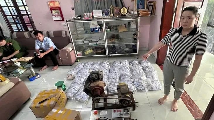 Bùi Thị Tiết và tang vật vụ án. Ảnh Công an Hà Nội. )í