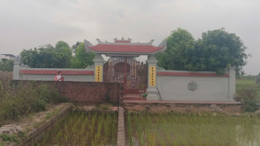 Khu nghĩa trang được xây dựng trên đất nông nghiệp. Các ngôi mộ bên trong nghĩa trang. Khu nghĩa trang được xây dựng trên đất nông nghiệp. Các ngôi mộ bên trong nghĩa trang.