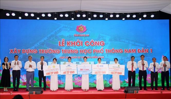 Các nhà tài trợ trao biểu trưng số tiền 200 tỷ đồng cho đại diện UBND tỉnh Nghệ An. Các nhà tài trợ trao biểu trưng số tiền 200 tỷ đồng cho đại diện UBND tỉnh Nghệ An.