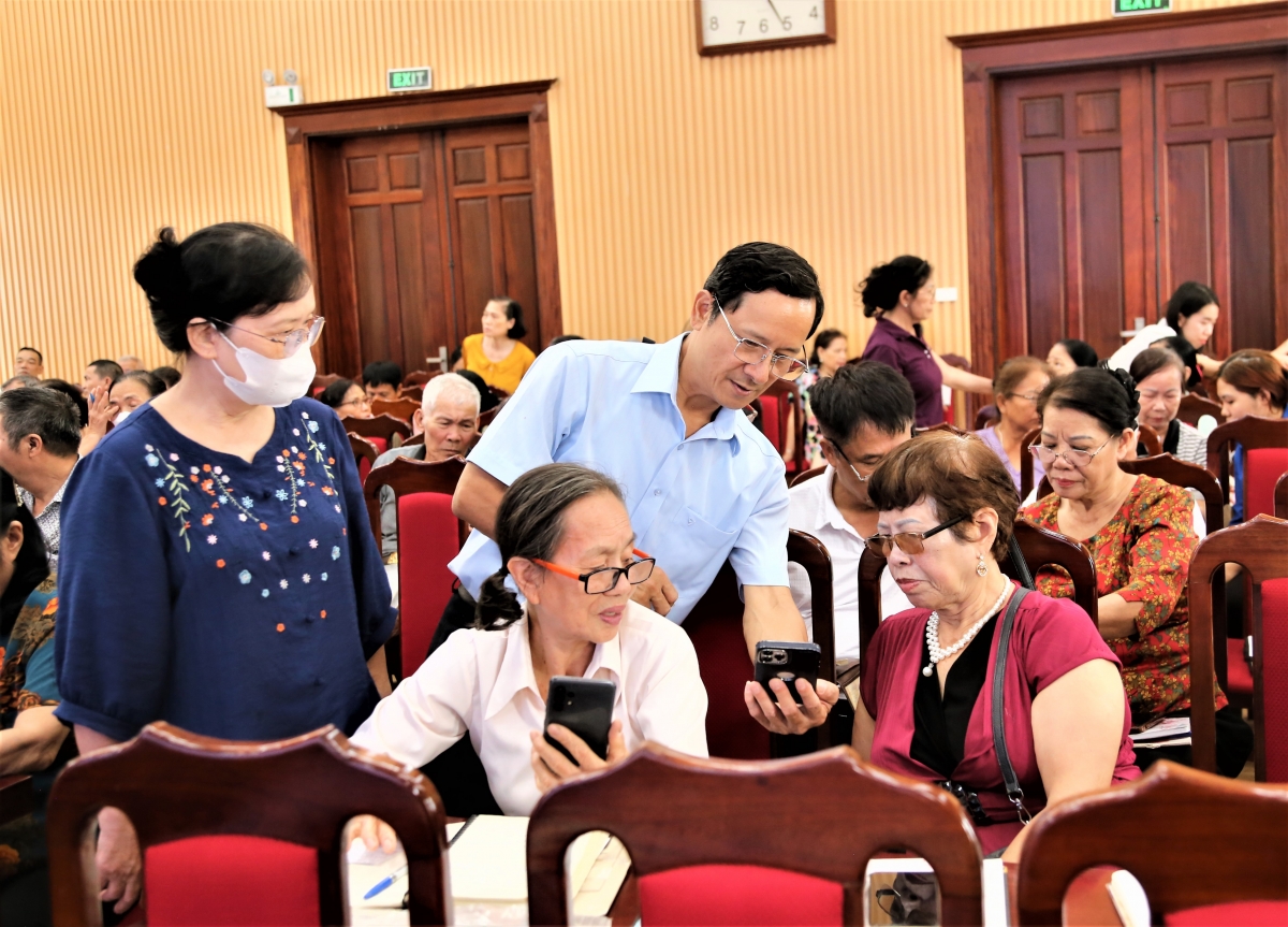 Cán bộ Hội Người cao tuổi thành phố cũng tham gia hướng dẫn học viên Cán bộ Hội Người cao tuổi thành phố cũng tham gia hướng dẫn học viên