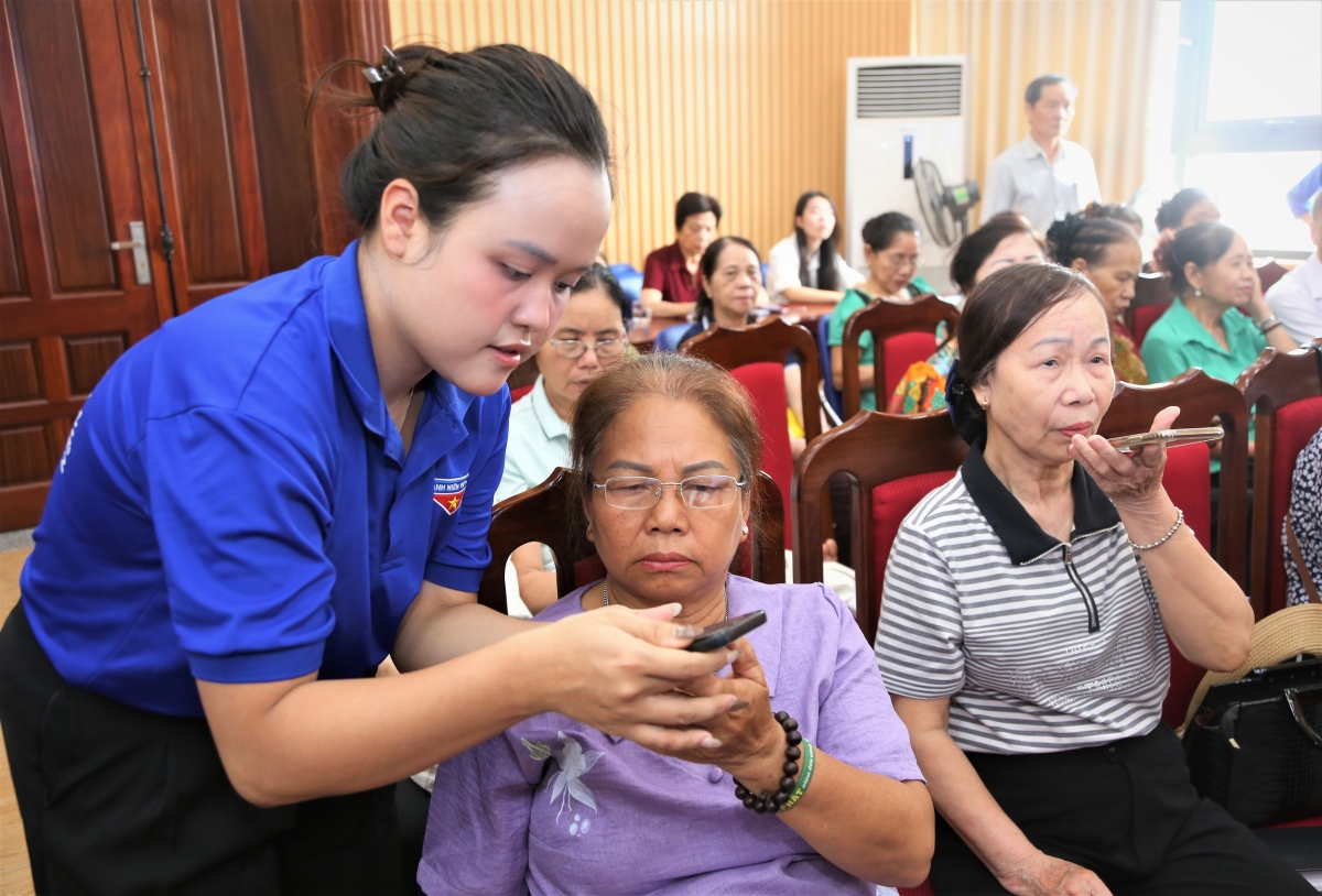 Người cao tuổi Hà Nội học kỹ năng số, không đứng ngoài chuyển đổi số Người cao tuổi Hà Nội học kỹ năng số, không đứng ngoài chuyển đổi số