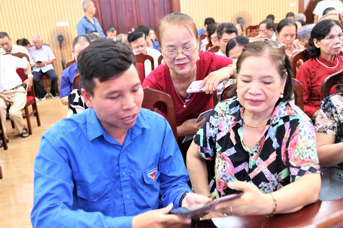 Đoàn viên thanh niên phường hướng dẫn người cao tuổi sử dụng điện thoại thông minh an toàn, hiệu quả Đoàn viên thanh niên phường hướng dẫn người cao tuổi sử dụng điện thoại thông minh an toàn, hiệu quả