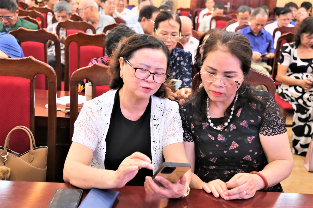 Người cao tuổi Hà Nội học kỹ năng số, không đứng ngoài chuyển đổi số Người cao tuổi Hà Nội học kỹ năng số, không đứng ngoài chuyển đổi số