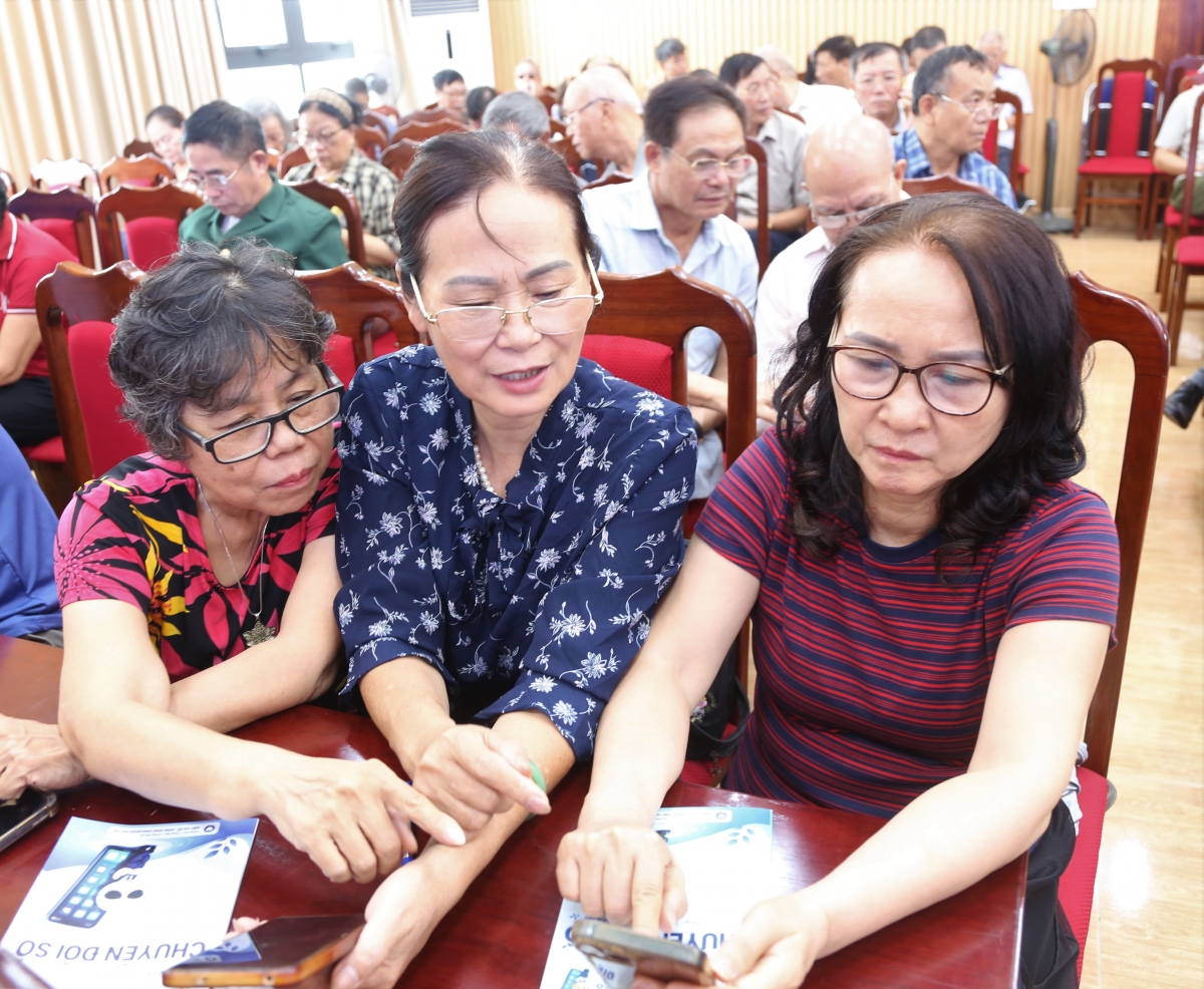Người cao tuổi Hà Nội học kỹ năng số, không đứng ngoài chuyển đổi số Người cao tuổi Hà Nội học kỹ năng số, không đứng ngoài chuyển đổi số