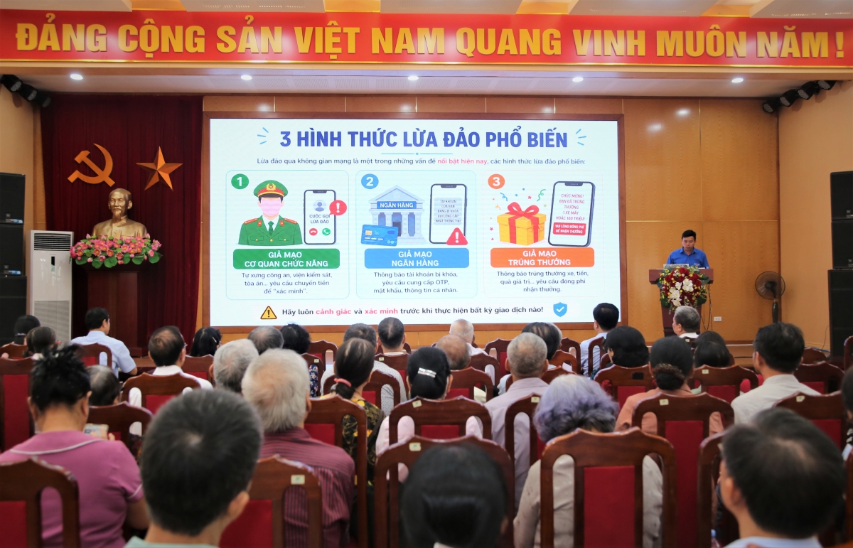 Đại diện Đoàn Thanh niên phường Tây Hồ hướng dẫn người cao tuổi sử dụng điện thoại thông minh an toàn, hiệu quả Đại diện Đoàn Thanh niên phường Tây Hồ hướng dẫn người cao tuổi sử dụng điện thoại thông minh an toàn, hiệu quả
