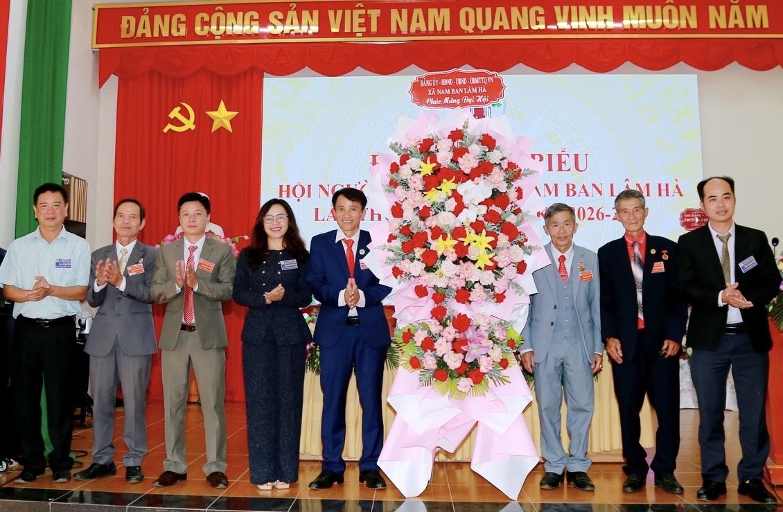 Lãnh đạo xã tặng hoa chúc mừng Đại hội Hội NCT xã Hội Người cao tuổi xã Nam Ban Lâm Hà: Phát huy vai trò, vị thế trong đời sống địa phương