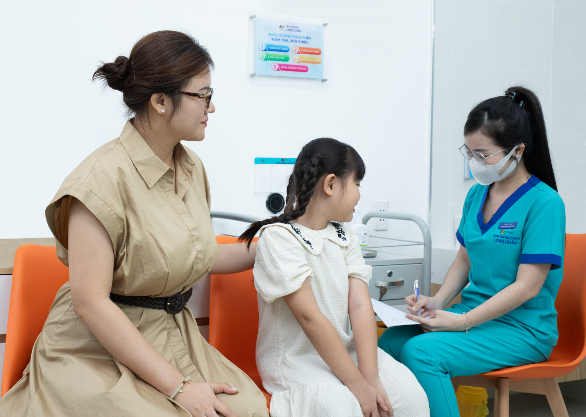 Khách hàng tiêm vắc xin tại Trung tâm Tiêm chủng Long Châu trước thềm năm học mới Khách hàng tiêm vắc xin tại Trung tâm Tiêm chủng Long Châu trước thềm năm học mới