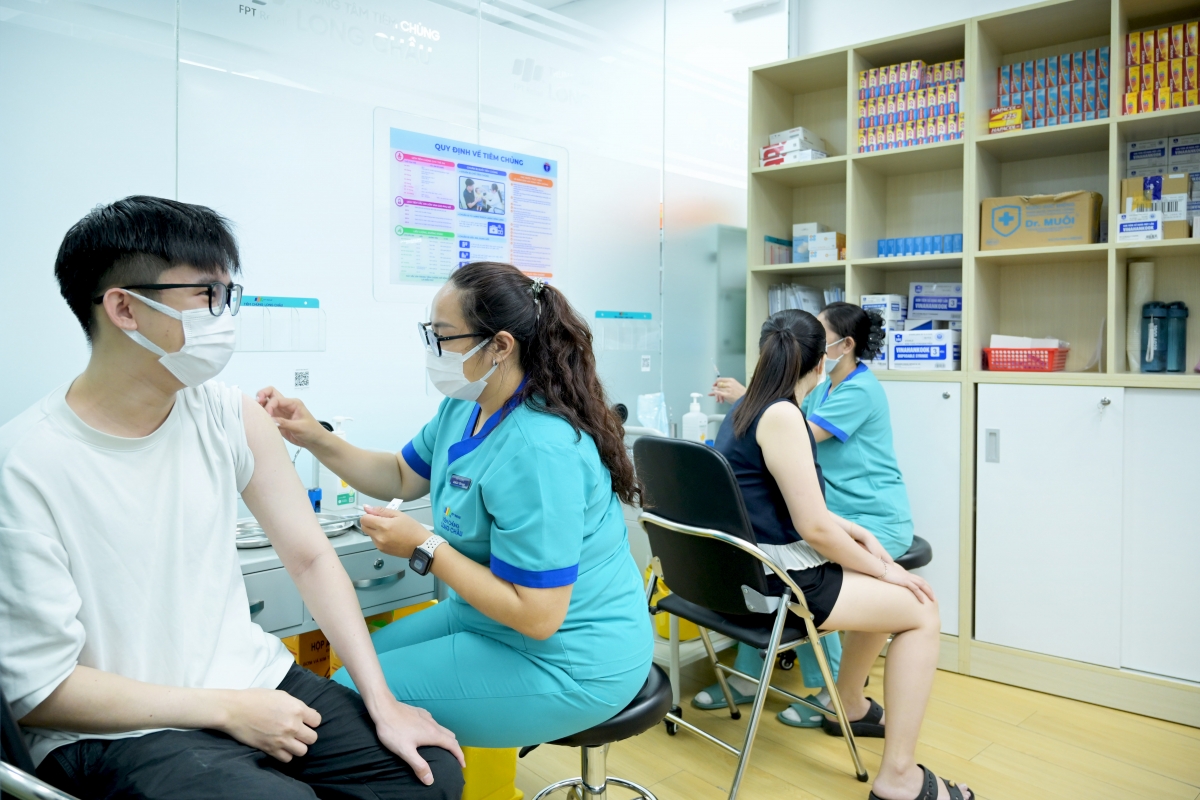 Phụ huynh đưa trẻ đến Trung tâm Tiêm chủng Long Châu để được tư vấn, rà soát lịch sử và thực hiện tiêm chủng trước năm học mới Phụ huynh đưa trẻ đến Trung tâm Tiêm chủng Long Châu để được tư vấn, rà soát lịch sử và thực hiện tiêm chủng trước năm học mới