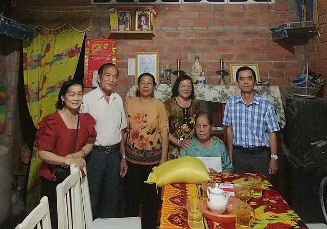 Thành viên Câu lạc bộ Liên thế hệ tự giúp nhau phường Cao Lãnh chăm sóc, hỗ trợ người cao tuổi tại cộng đồng
