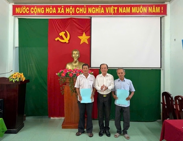 Ông Đào Ngọc Tường, Chủ tịch Hội Người cao tuổi phường Cao Lãnh, tỉnh Đồng Tháp, trao quyết định chỉ định Chi hội trưởng, Chi hội phó Hội Người cao tuổi khu phố Tân Thuận