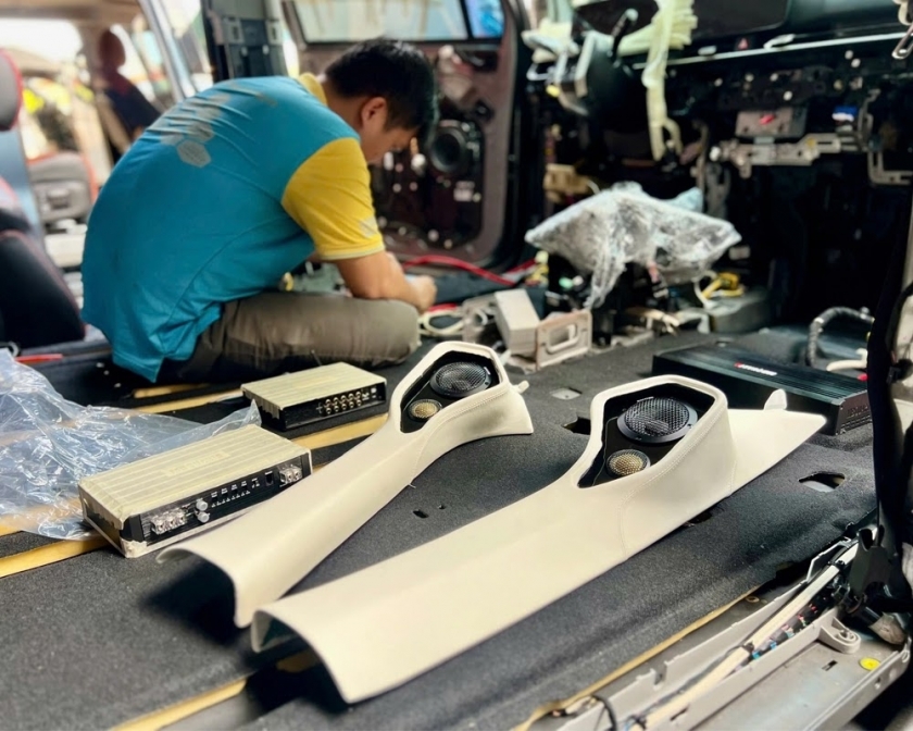 Hình ảnh kỹ thuật viên thi công âm thanh xe hơi tại carboss