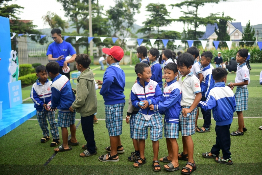 Các bé hào hứng tham gia các trò chơi vận động, tìm hiểu kiến thức bổ ích trong khuôn viên ngày hội (Ảnh: Hải An).
