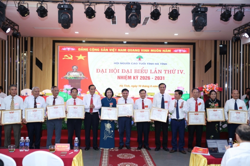rung ương Hội Người cao tuổi Việt Nam đã trao bằng khen cho các cá nhân có thành tích xuất sắc trong phong trào thi đua thực hiện nhiệm vụ công tác hội nhiệm kỳ 2021 - 2026.