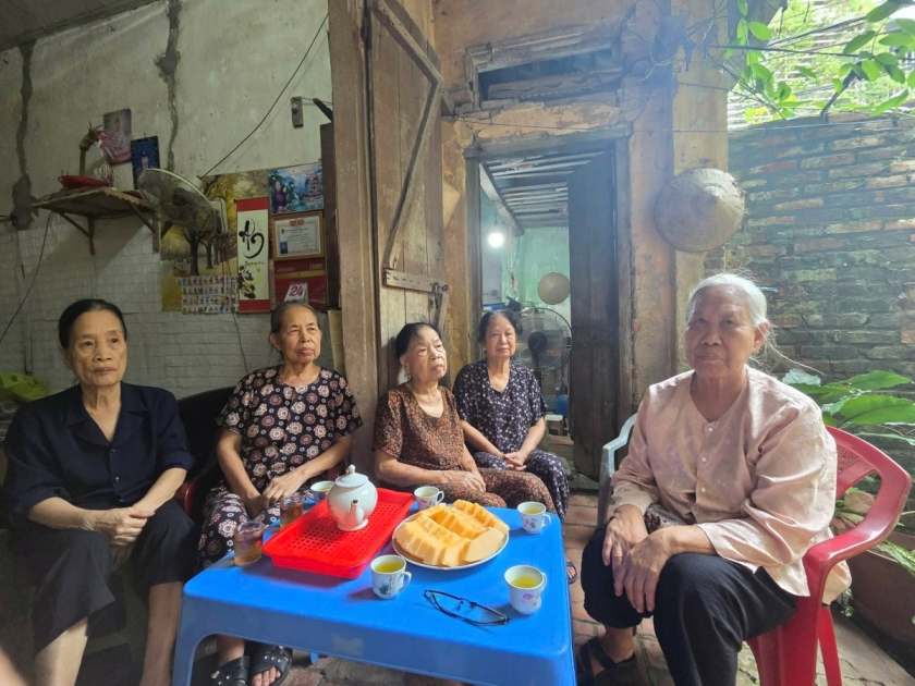 Những người cao tuổi đơn thân ở khu tập thể Văn Công, phường Vũ Ninh, tỉnh Bắc Ninh Những người cao tuổi đơn thân ở khu tập thể Văn Công, phường Vũ Ninh, tỉnh Bắc Ninh