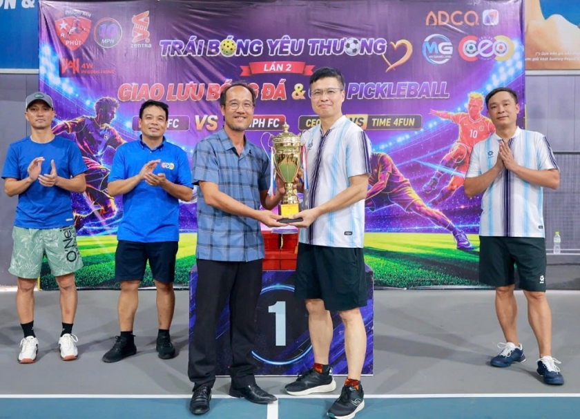 Nhà báo Hải Linh, Tạp chí Người cao tuổi trao cúp lưu niệm cho ông Dương Hòa, Chủ tịch CLB bóng đá 10 MPH Hà Nội Nhà báo Hải Linh, Tạp chí Người cao tuổi trao cúp lưu niệm cho ông Dương Hòa, Chủ tịch CLB bóng đá 10 MPH Hà Nội