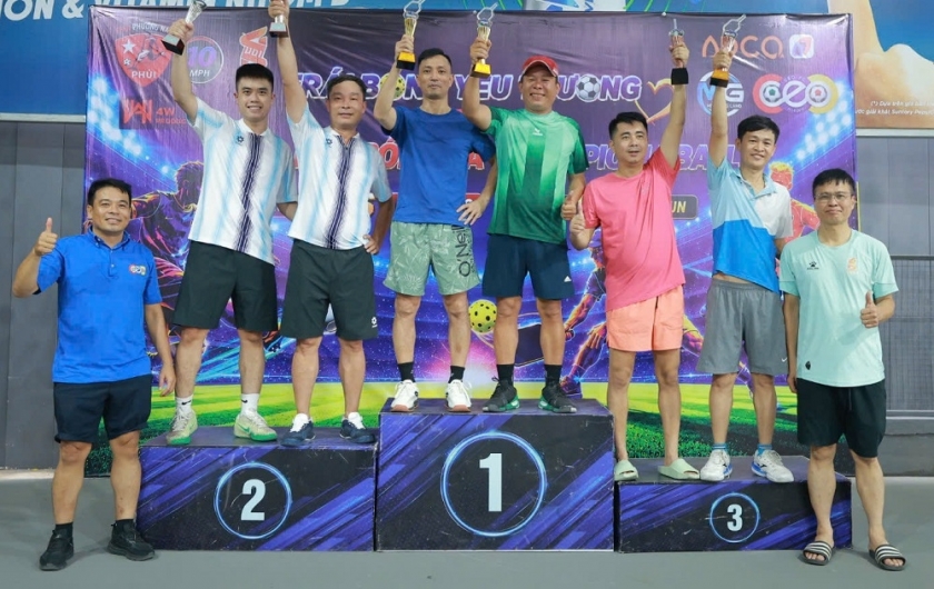 Ban tổ chức trao giải cho các đội tại giải Pickleball bảng Seri A Ban tổ chức trao giải cho các đội tại giải Pickleball bảng Seri A