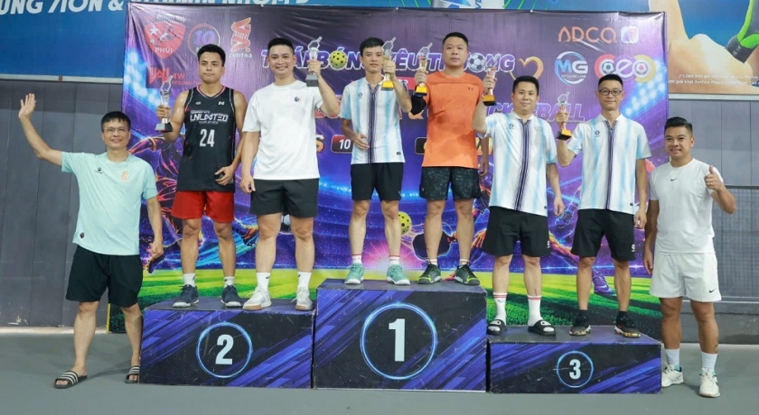 Ban tổ chức trao giải cho các đội tại giải Pickleball bảng Seri B Ban tổ chức trao giải cho các đội tại giải Pickleball bảng Seri B