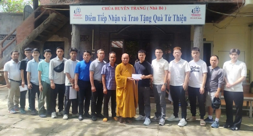 Ban tổ chức và thành viên Giải Pickleball và Giải bóng đá gây quỹ từ thiện “Trái bóng yêu thương lần 2 năm 2026” trực tiếp trao số tiền 30 triệu đồng cho Đại đức Thích Giác Tiến, thành viên Ban Trị sự Chùa Huyền Trang (Chùa Lá) Ban tổ chức và thành viên Giải Pickleball và Giải bóng đá gây quỹ từ thiện “Trái bóng yêu thương lần 2 năm 2026” trực tiếp trao số tiền 30 triệu đồng cho Đại đức Thích Giác Tiến, thành viên Ban Trị sự Chùa Huyền Trang (Chùa Lá)