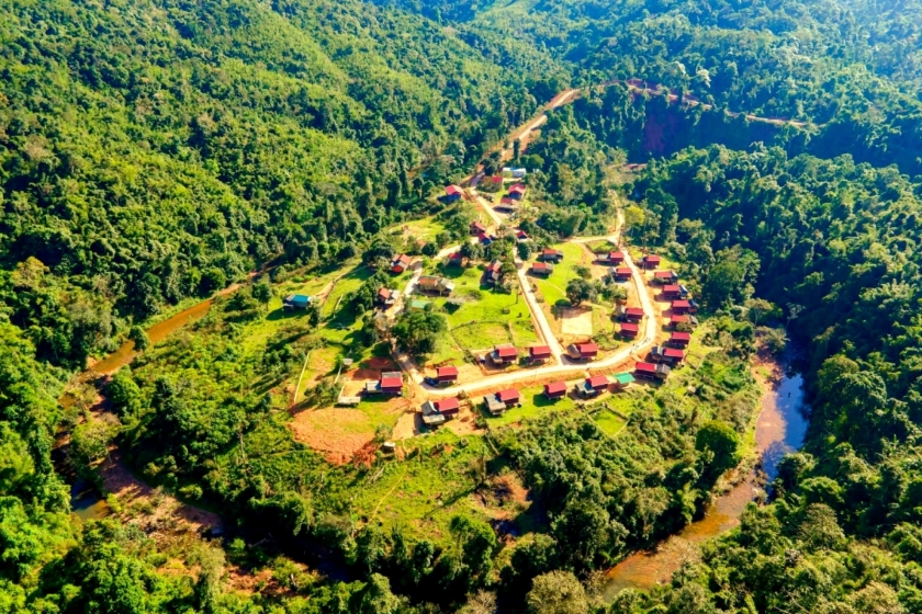 : Bản làng Ma Coong nhỏ bé hạnh phúc sạch đẹp với mấy chục nóc nhà ngói đỏ hiện lên giữa điệp trùng mây ngàn gió núi. : Bản làng Ma Coong nhỏ bé hạnh phúc sạch đẹp với mấy chục nóc nhà ngói đỏ hiện lên giữa điệp trùng mây ngàn gió núi.