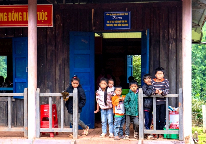Những đứa trẻ Ma Coong được chăm sóc tốt, tự tin nói tiếng phổ thông và vui vẻ trò chuyện với người lạ. Những đứa trẻ Ma Coong được chăm sóc tốt, tự tin nói tiếng phổ thông và vui vẻ trò chuyện với người lạ.