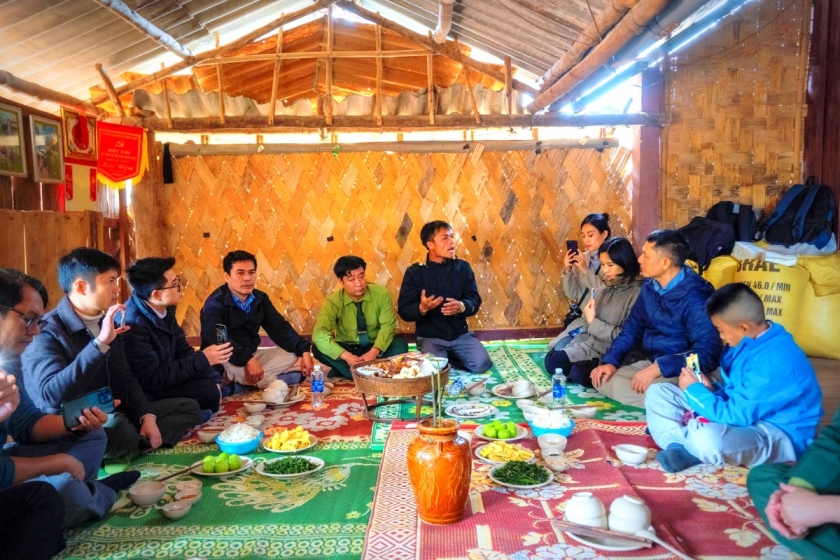: Anh Đinh Soạn trở thành hướng dẫn viên của làng giúp du khách được trải nghiệm tham quan bản làng, tìm hiểu đời sống người Ma Coong : Anh Đinh Soạn trở thành hướng dẫn viên của làng giúp du khách được trải nghiệm tham quan bản làng, tìm hiểu đời sống người Ma Coong