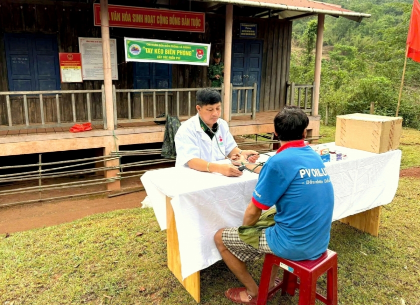 Cán bộ, chiến sỹ Đồn biên phòng Cà Roòng và chính quyền các cấp đã giúp bà con bản Tuộc giữ gìn một bản làng kiểu mẫu nơi vùng biên cương. Cán bộ, chiến sỹ Đồn biên phòng Cà Roòng và chính quyền các cấp đã giúp bà con bản Tuộc giữ gìn một bản làng kiểu mẫu nơi vùng biên cương.