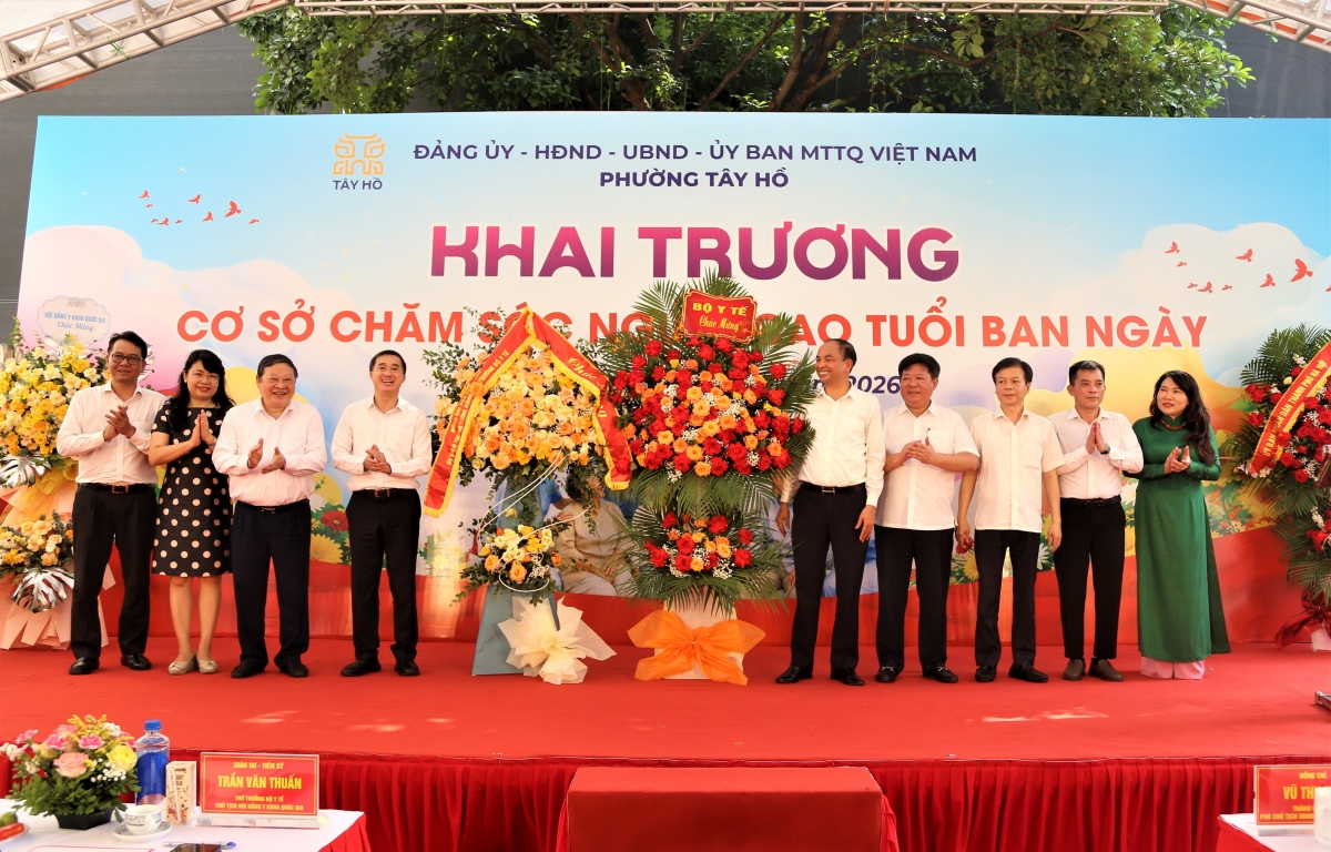 Lãnh đạo Bộ Y tế tặng hoa chúc mừng Lãnh đạo Bộ Y tế tặng hoa chúc mừng