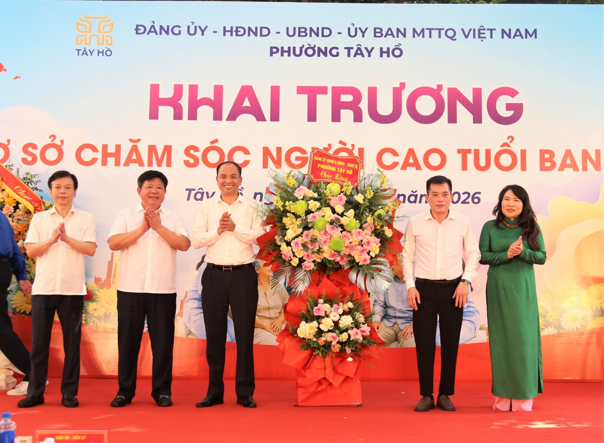 Lãnh đạo phường Tây Hồ tặng hoa chúc mừng Lãnh đạo phường Tây Hồ tặng hoa chúc mừng