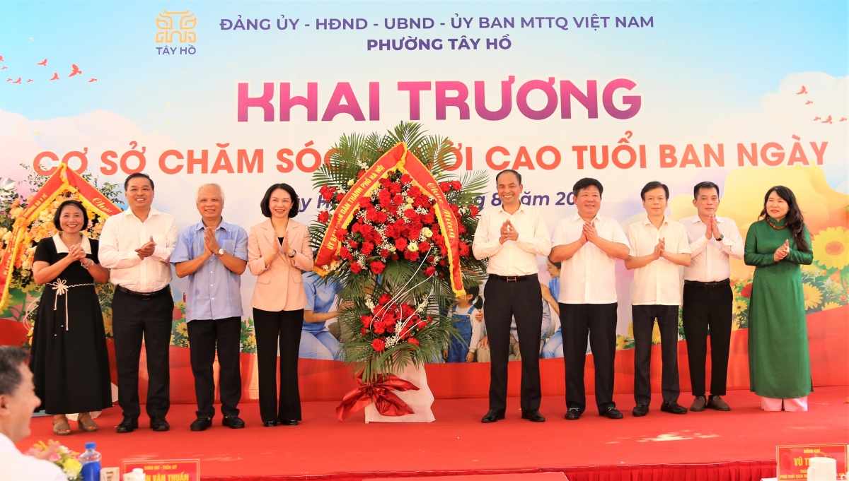 Lãnh đạo TP Hà Nội tặng hoa chúc mừng Lãnh đạo TP Hà Nội tặng hoa chúc mừng