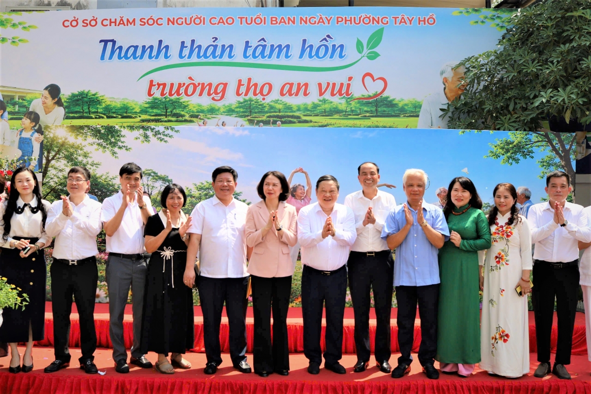 Các đại biểu chụp ảnh lưu niệm Các đại biểu chụp ảnh lưu niệm