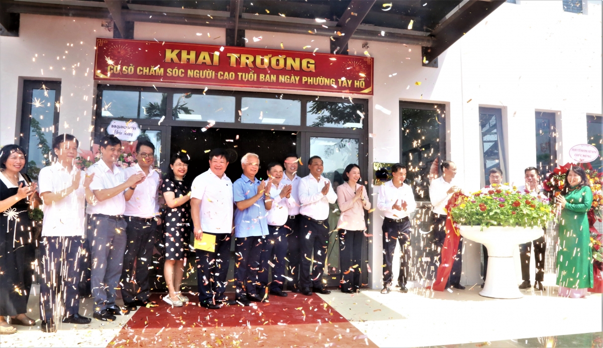 Các đại biểu thực hiện nghi lễ khai trương mô hình Các đại biểu thực hiện nghi lễ khai trương mô hình
