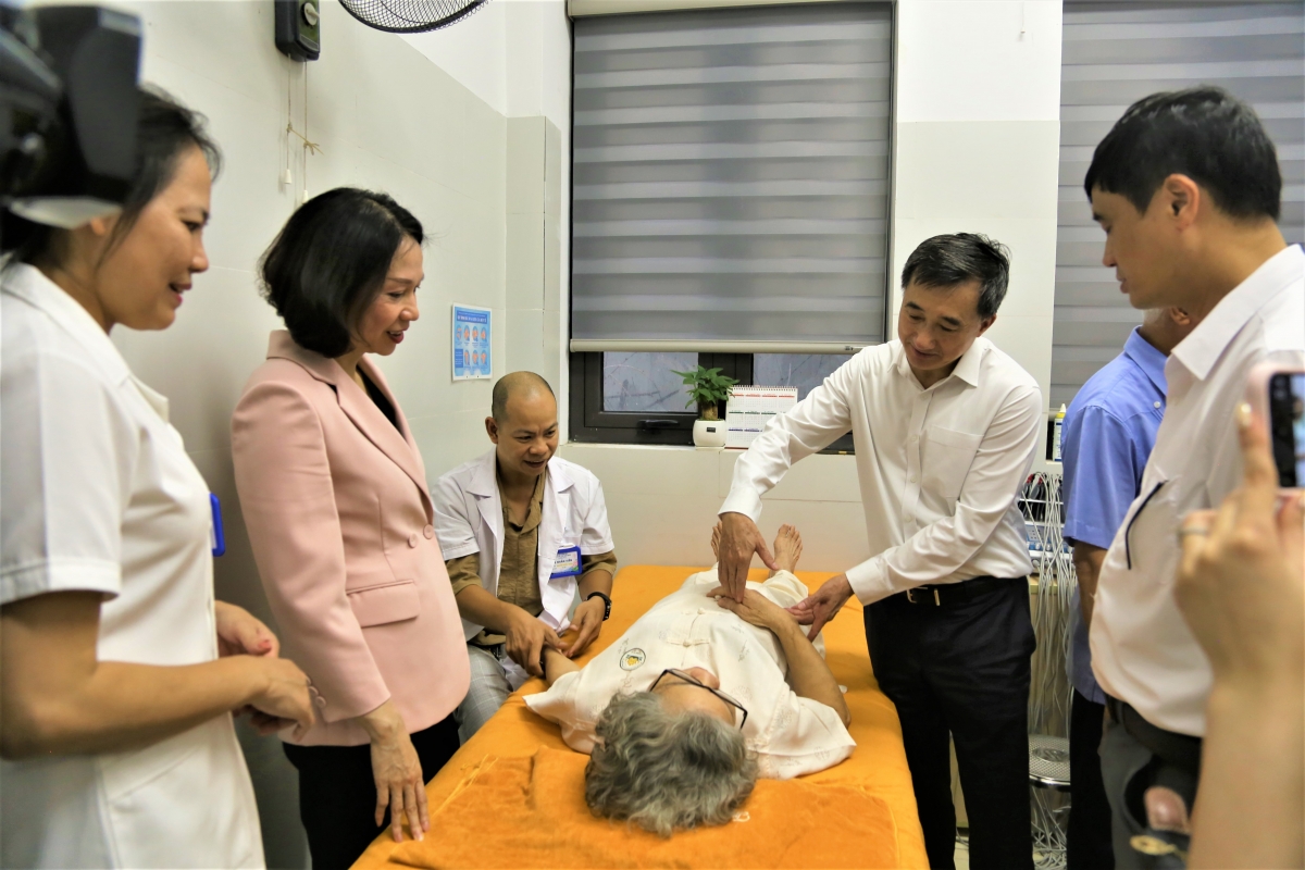 Các đồng chí lãnh đạo Bộ Y tế, lãnh đạo TP Hà Nội tham quan cơ sở, thăm hỏi người cao tuổi Các đồng chí lãnh đạo Bộ Y tế, lãnh đạo TP Hà Nội tham quan cơ sở, thăm hỏi người cao tuổi