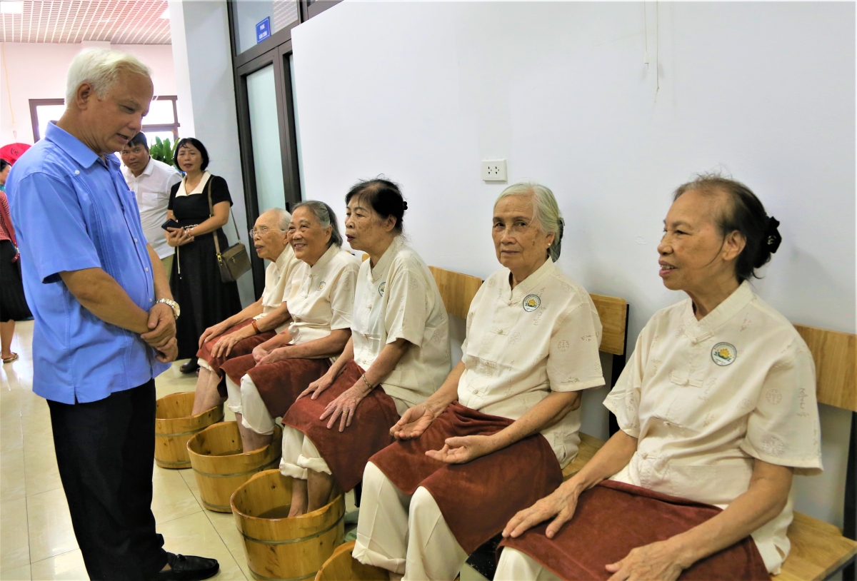 Chủ tịch Hội Người cao tuổi TP Hà Nội Nguyễn Thế Toàn trò chuyện với hội viên tham gia trải nghiệm Chủ tịch Hội Người cao tuổi TP Hà Nội Nguyễn Thế Toàn trò chuyện với hội viên tham gia trải nghiệm