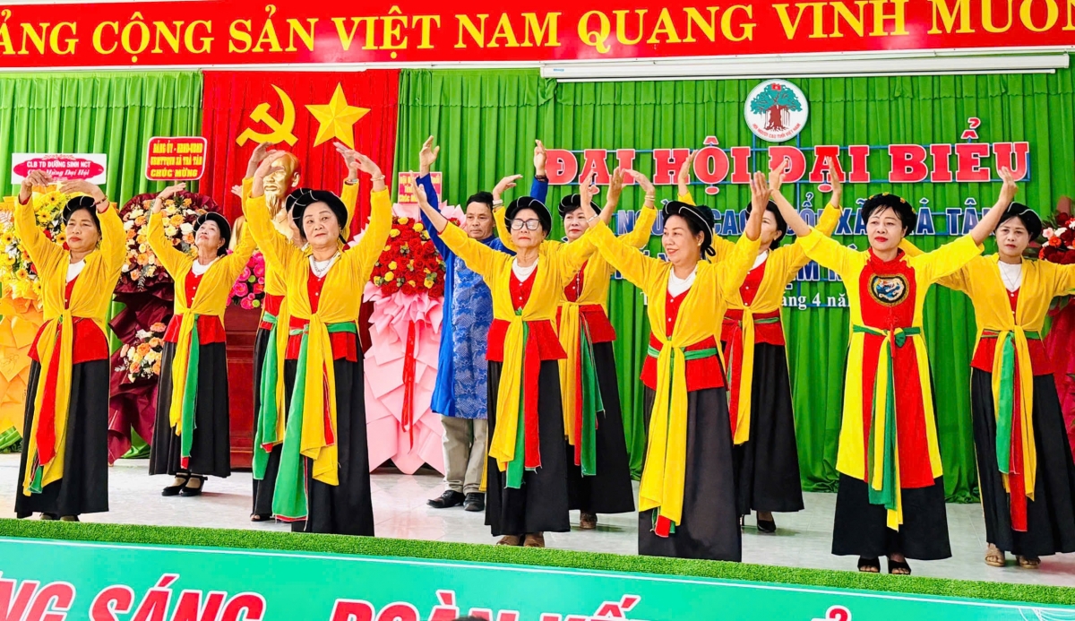 Đội Văn nghệ CLB ở xã Trà Tân phục vụ Đại hội Đội Văn nghệ CLB ở xã Trà Tân phục vụ Đại hội