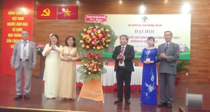 Bà Phạm Thị Mỹ Lệ, Phó Chủ tịch Hội Người cao tuổi TP Hồ Chí Minh tặng hoa Đại hội đại biểu Hội Người cao tuổi phường Tân Mỹ lần thứ I, nhiệm kỳ 2026-2031