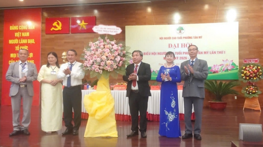 Ông Trần Chí Dũng, Bí thư Đảng ủy, Chủ tịch HĐND phường Tân Mỹ tặng hoa Đại hội đại biểu Hội Người cao tuổi phường Tân Mỹ lần thứ I, nhiệm kỳ 2026-2031