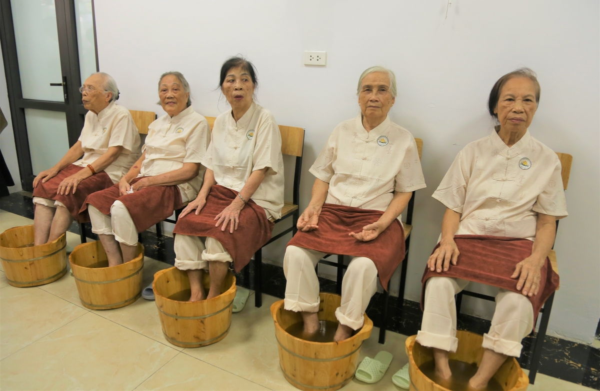 Người cao tuổi trải nghiệm ngâm chân thảo dược Người cao tuổi trải nghiệm ngâm chân thảo dược