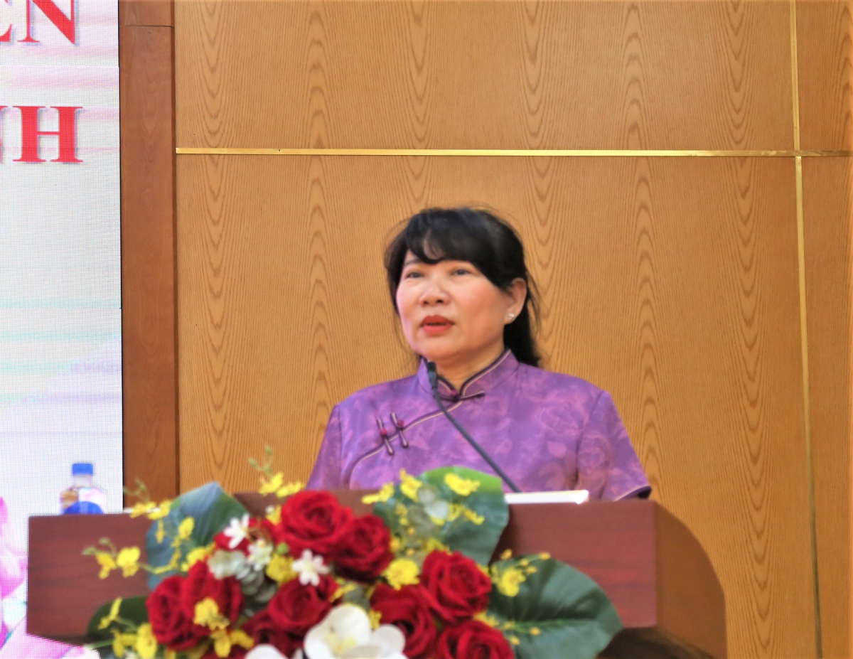 Bà Trần Thị Thu Hường, Chủ tịch Hội Người cao tuổi phường Tây Hồ phổ biến nội quy lớp tập huấn