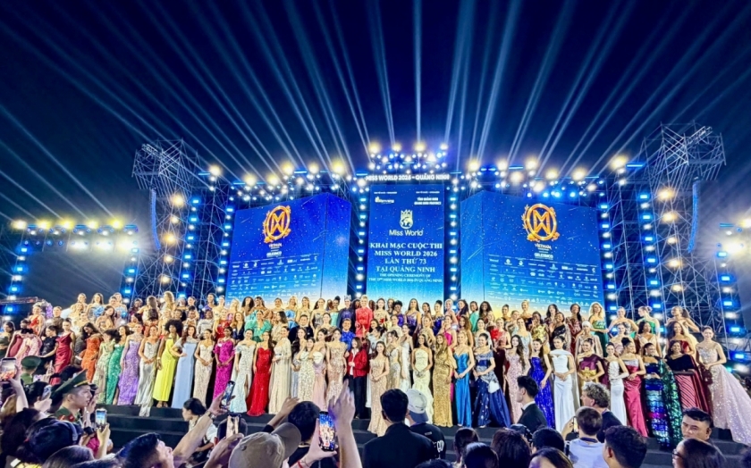 Các thí sinh tham dự Cuộc thi Miss World lần thứ 73 tại Việt Nam, chụp ảnh lưu niệm trong đêm khai mạc bên bờ  Di sản vịnh Hạ Long. (Ảnh : Nghiêm Trợ).