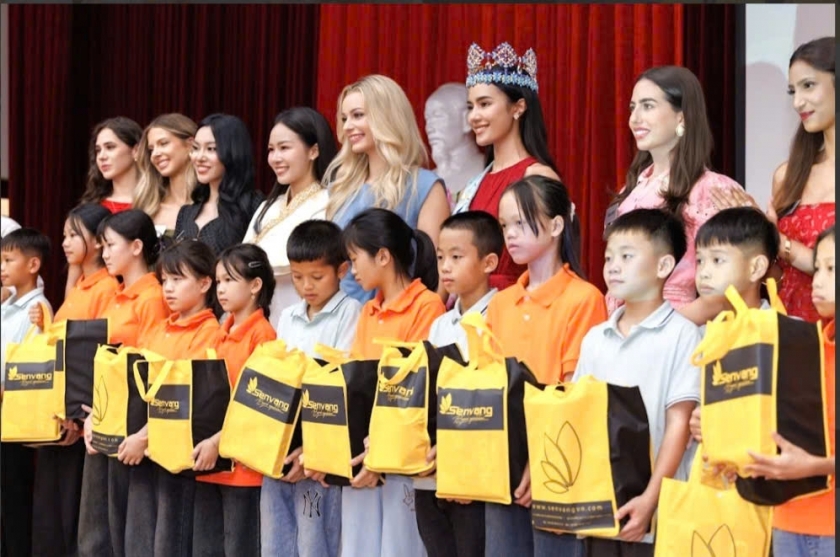 Các thí sinh tham gia Cuộc thi Miss World lần thứ 73 trao quà cho các em có hoàn cảnh khó khăn.