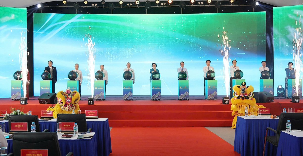 Các đại biểu thực hiện nghi thức khởi công các dự án. Các đại biểu thực hiện nghi thức khởi công các dự án.