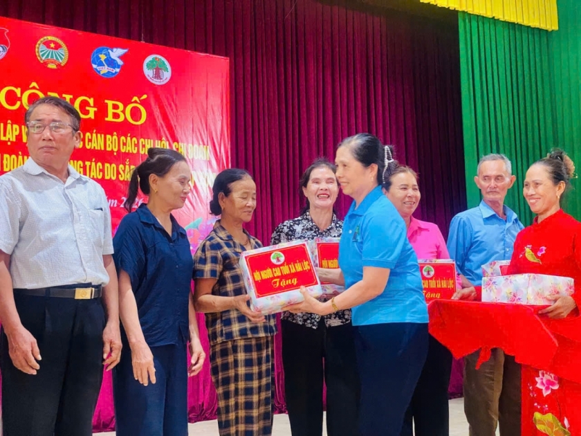 Đại diện Hội NCT xã trao quà cho cán bộ các chi hội