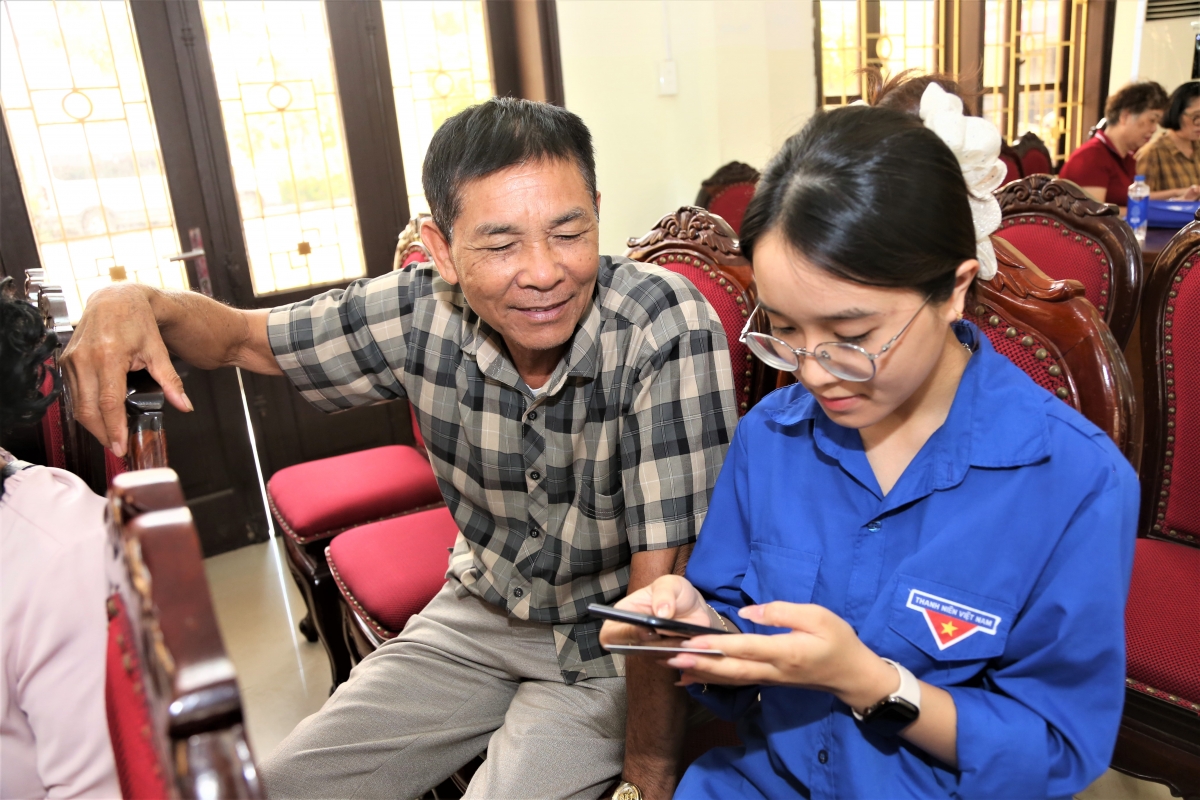 Người cao tuổi Thủ đô tự tin bước vào đời sống số Người cao tuổi Thủ đô tự tin bước vào đời sống số